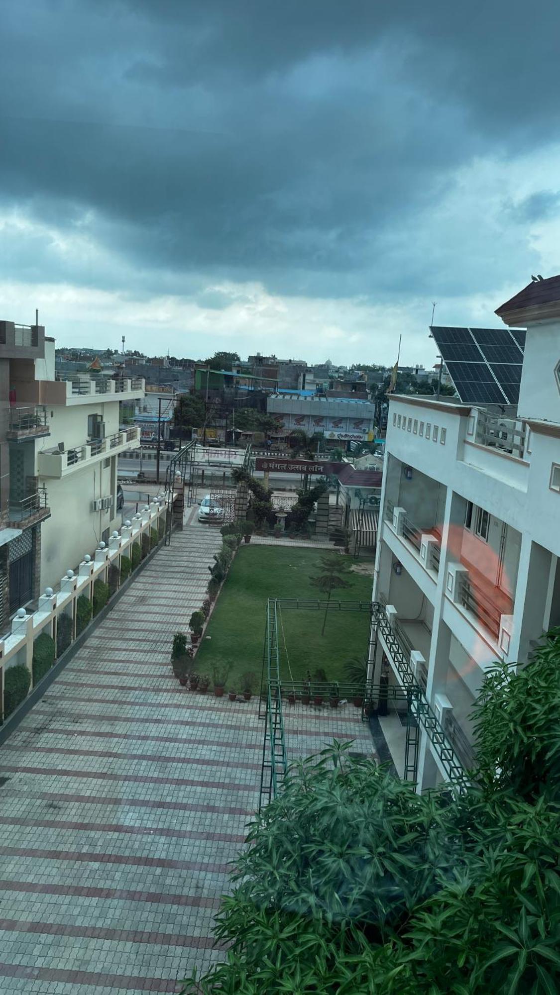 Mangalam Grand Hotel Lucknow Buitenkant foto